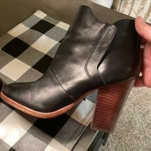 HALOGEN genuine leather booties